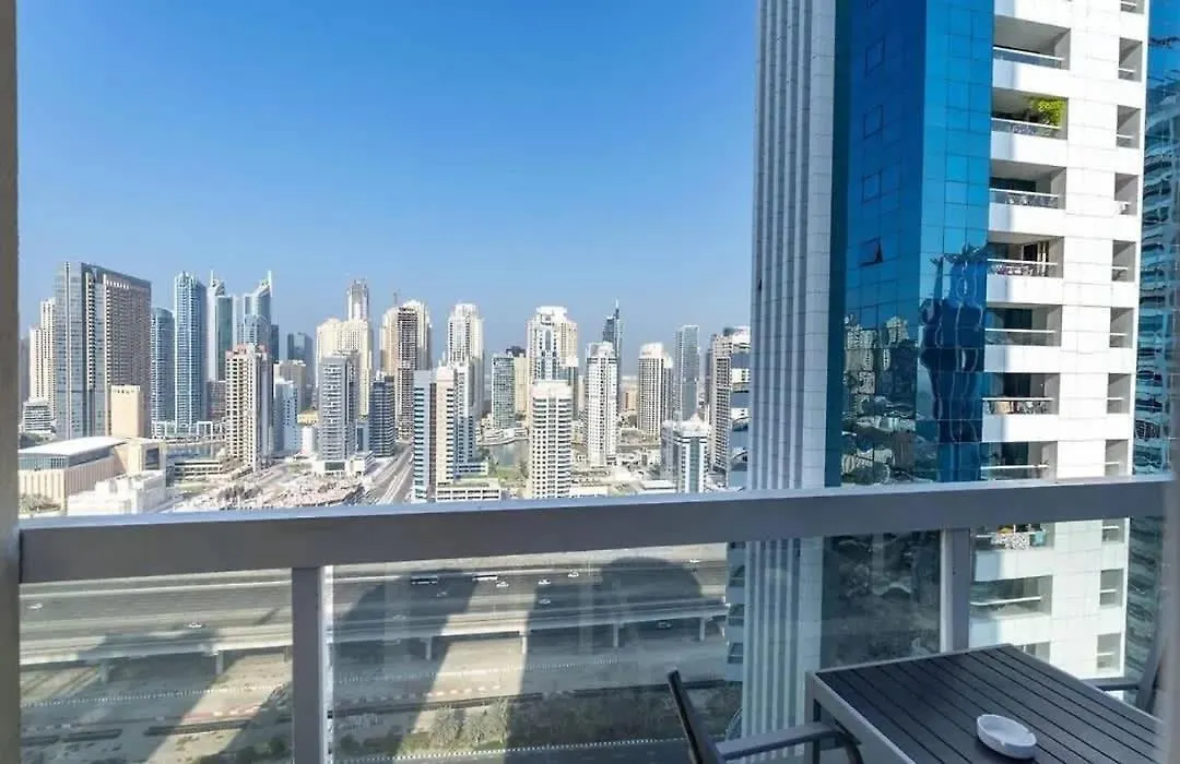 Stunning 2 Bed Great Metro Access Apartamento Dubai