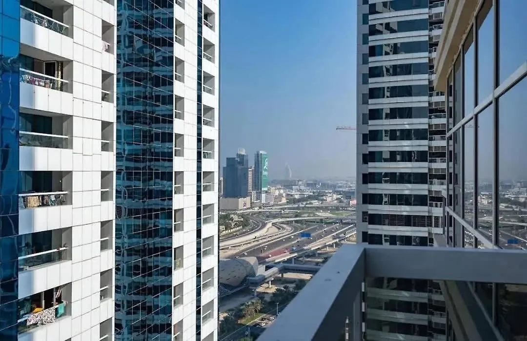 Stunning 2 Bed Great Metro Access Apartamento Dubai